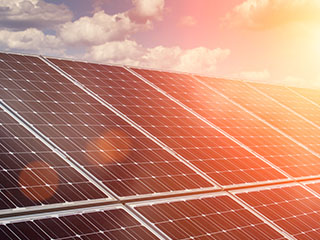 Células fotovoltaicas que convertem energia solar em elétrica.