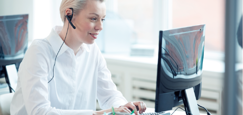 Profissional de excelência no atendimento ao cliente em frente ao computador.